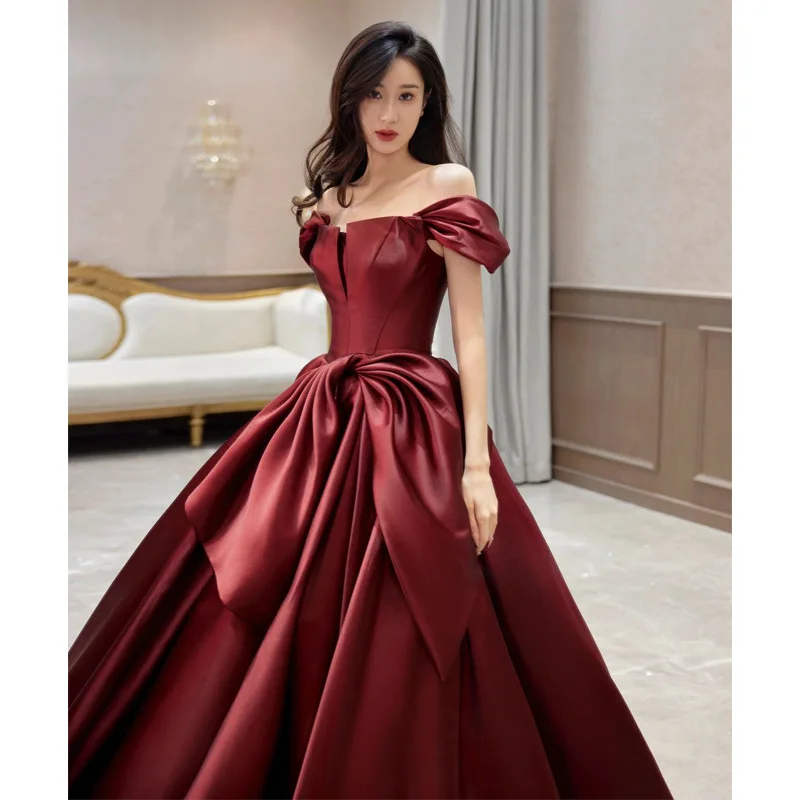 Sukienka na toast weselny Wiosna/Lato 2025 Nowa Sukienka na jedno ramię High End, Niszowy Temperament, Bordowa Satynowa Sukienka Zaręczynowa Wieczorowa