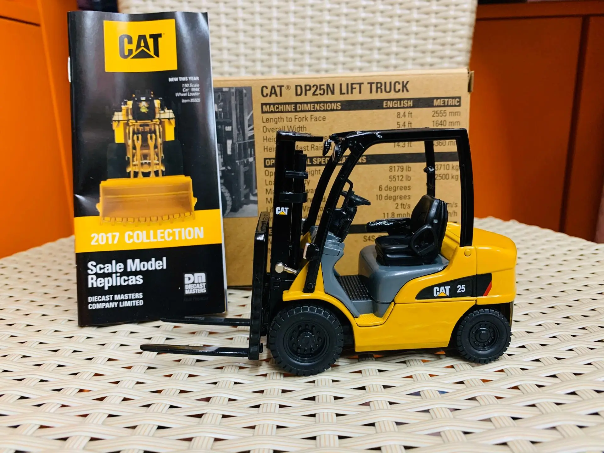 

DM-85256 1:25 DP25N LiftTruck-коллекционная строительная техника, игрушка, украшение сцены, подарок на день рождения для мальчика