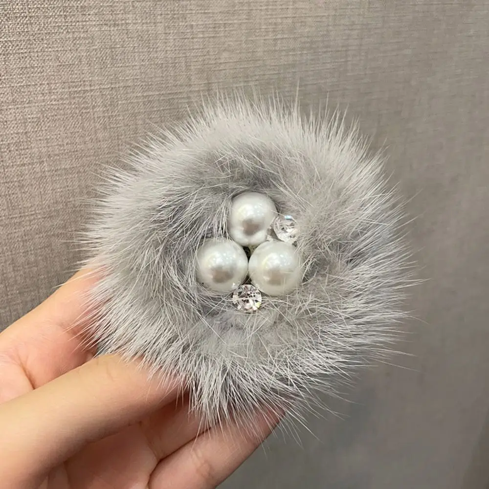 Spilla in pelliccia di visone con perle alla moda da donna Spille semplici per colletto di fascia alta Sciarpa elegante Spilla decorativa Accessori per vestiti