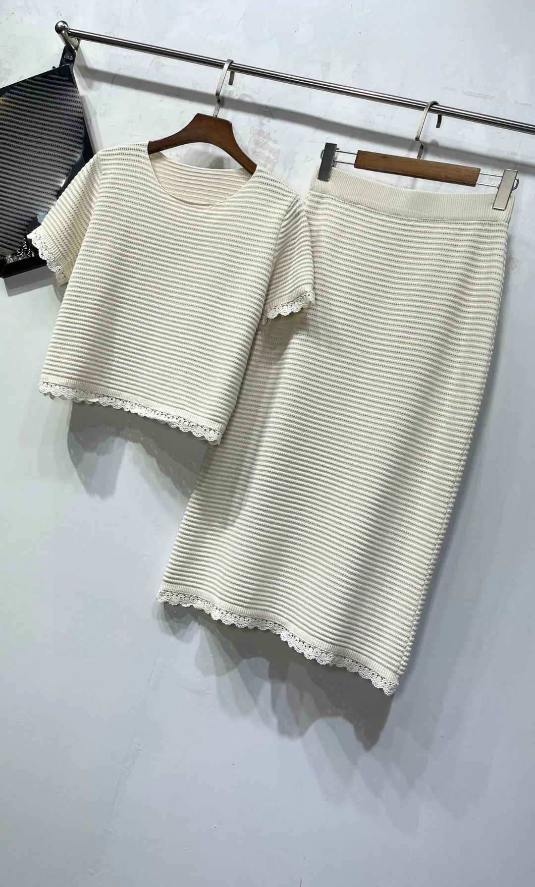 

Женская одежда 2025 Элегантный стильный кружевной вязаный костюм с круглым вырезом 0623