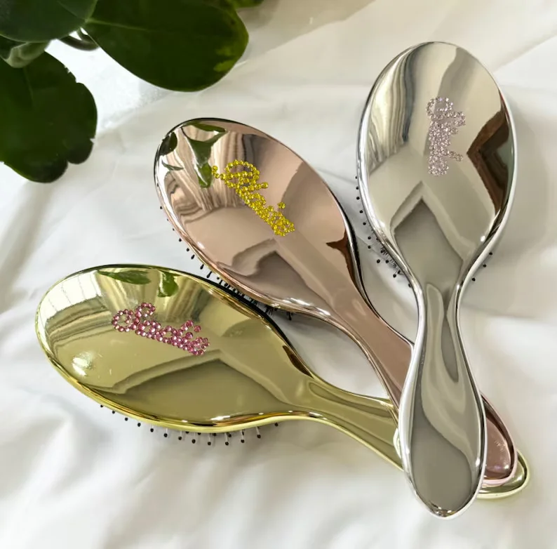 

Изготовленная на заказ щетка со стразами, персонализированная расческа, расческа с именем, подарок подружке невесты, подарок на день рождения, распутывающая расческа с гравировкой