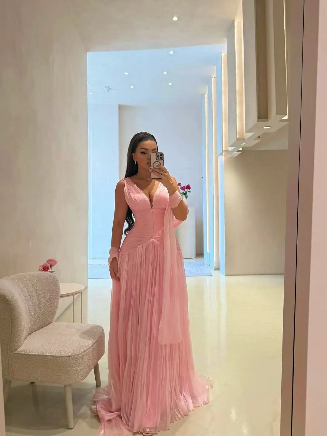 فستان سهرة Eightale 2025 وردي على شكل حرف A مثير بياقة على شكل V من الساتان والحرير مطوي فستان سهرة عربي سعودي للحفلات الراقصة دبي مخصص