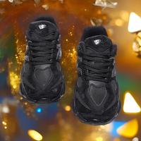 Couple's trendy shoes are versatile and  comfortable, and the mesh is breathable