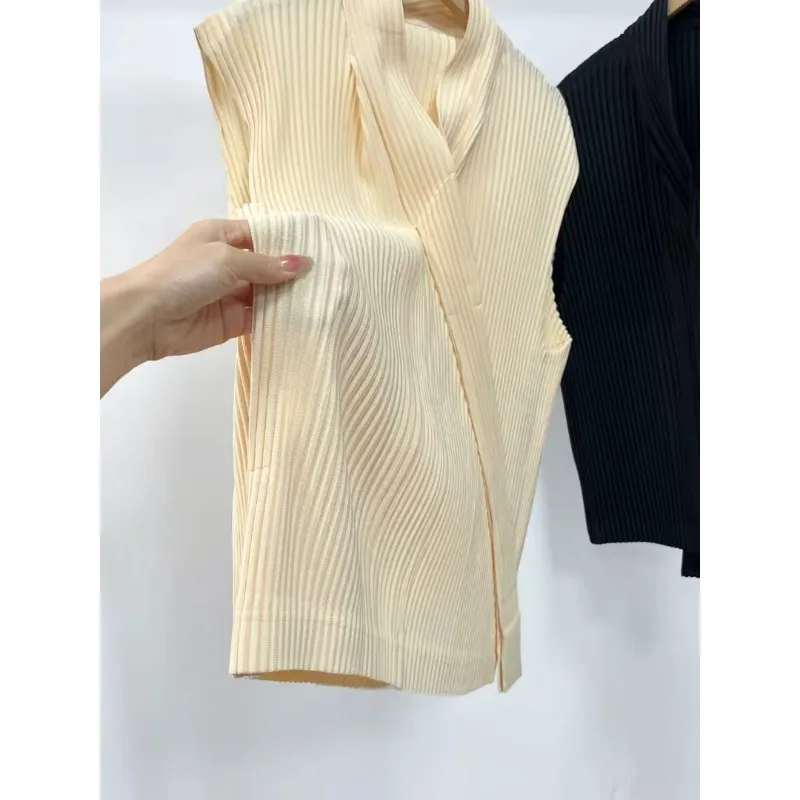 Miyake Pleated Undershirt Men's 2025 Spring Summer New Fold Casual Collar Sleeveless Tops Commuter Fashion Solid Pleat T-shirt