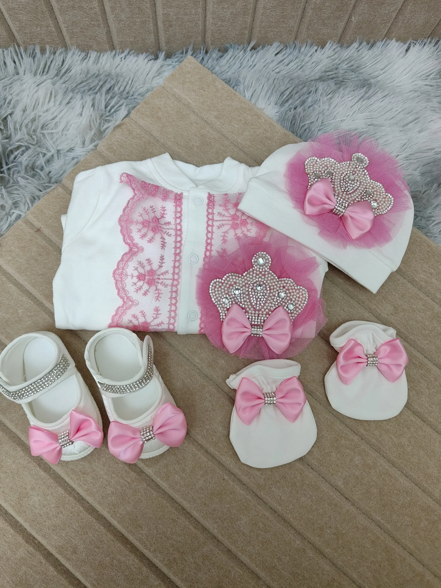 新生児の女の子用ピンクの王冠付きラインストーンレースロンパースセット、帽子、ミトン、柔らかい靴付き、甘いプリンセススタイル、0〜9ヶ月向け