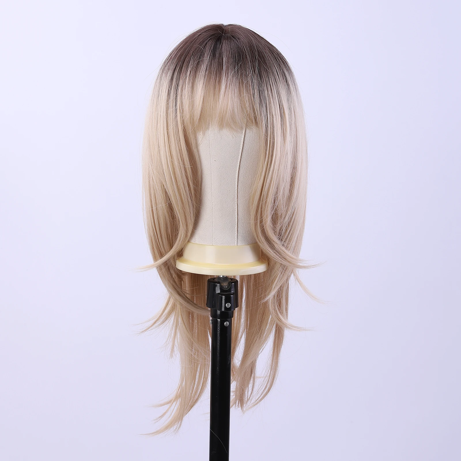 

1 женский парик, выполненный из термостойкого синтетического высокотемпературного волокна, с естественно объемным стилем.