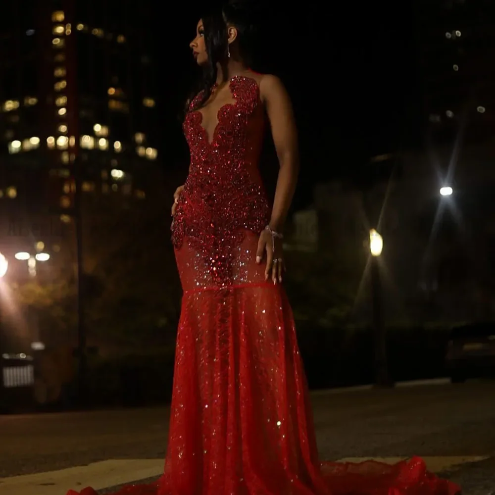 กลิตเตอร์เมอร์เมดชุดราตรีสำหรับสาวสีดำสีแดงไรน์สโตนประดับด้วยลูกปัดแอฟริกันผู้หญิงชุดปาร์ตี้ที่กำหนดเอง