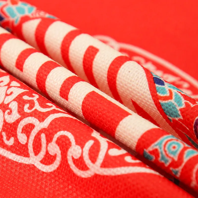 

Невеста сидит на коврике для свадебной церемонии, поклоняется чайной церемонии, наступает на колени на пару толстых ковриков в китайском стиле.