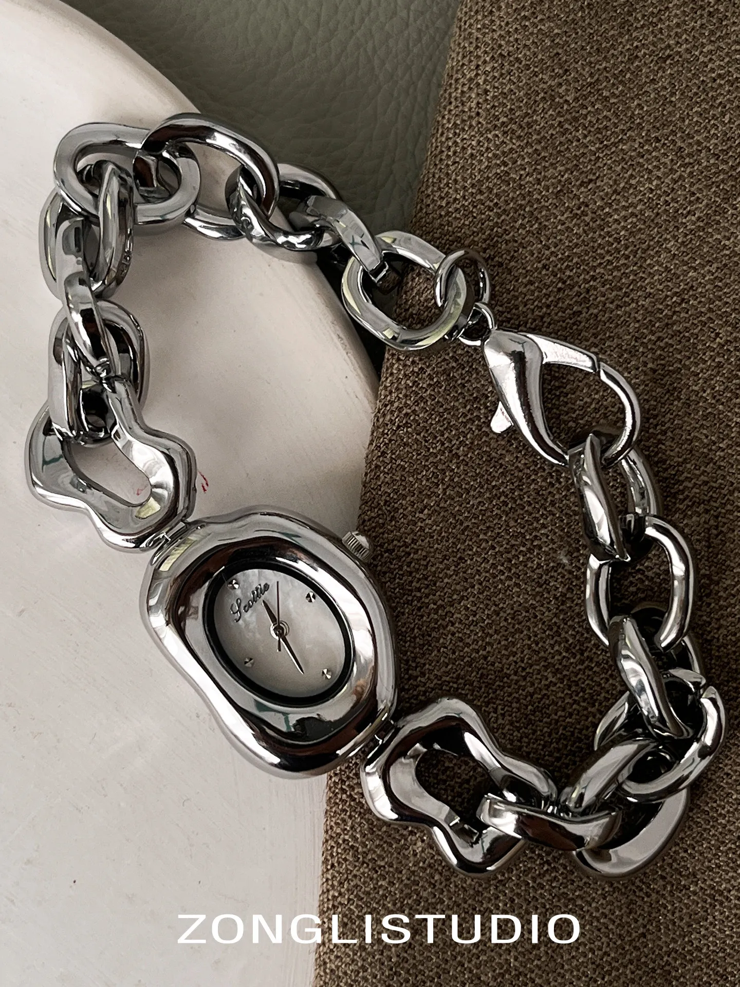 Novo relógio feminino luxuoso, elegante e sofisticado com pulseira requintada de alta qualidade, design de um presente perfeito para sua namorada.