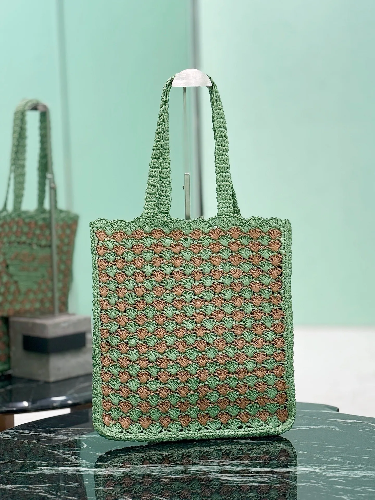 

25 Spring/Summer New Grass Woven Bag Large Capacity Totes Hand Knitted Designer Elegant Women's Shoulder Handbag Beach Vacation
