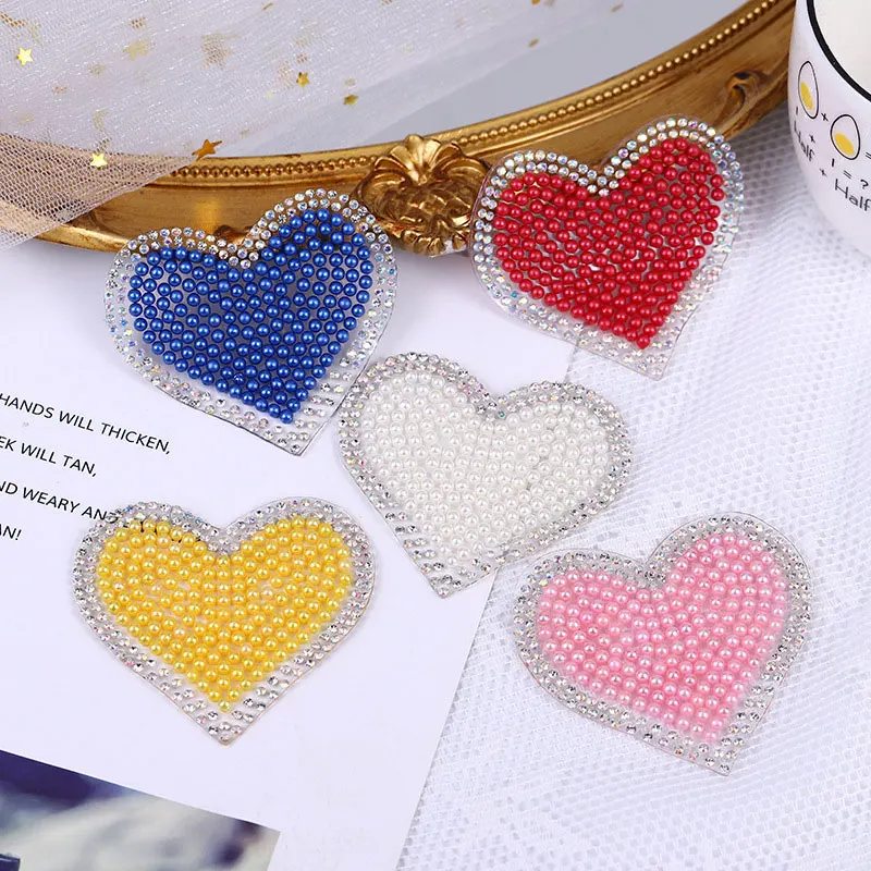 5 Stück Herzförmige Perlen-Applikationen mit Diamantkante für Kleidung, Taschen, Schuhe, Socken - Valentinstag-Accessoires – Detail 1