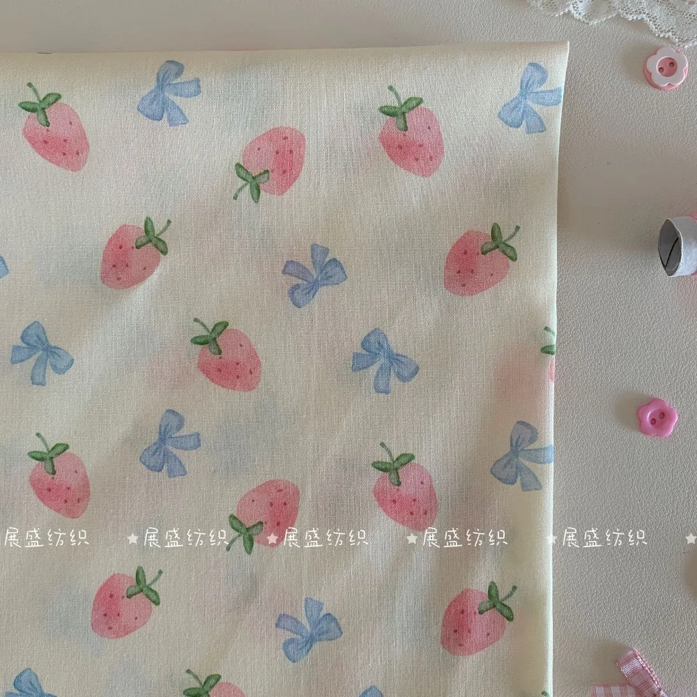 ผ้าฝ้ายพิมพ์ลายสตรอว์เบอร์รีและดอกไม้ ขนาด 140x50 ซม. 40s สำหรับทำที่คาดผม DIY, เสื้อผ้าสัตว์เลี้ยง, เสื้อผ้าเด็ก และผ้าสำหรับชุดนอน