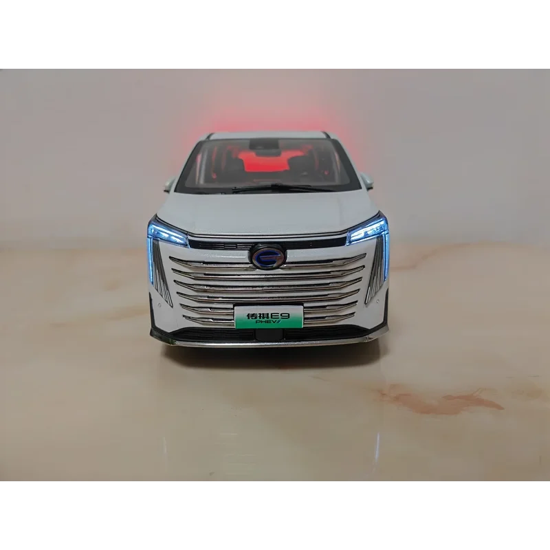 Moulé sous pression 1:18 échelle originale GAC Trumpchi E9 E8 modèle de voiture Trumpchi Plug-in hybride lumière Version alliage modèle de voiture à collectionner