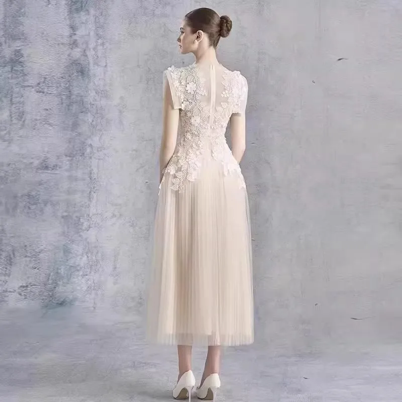 فستان شبكي من الدانتيل مُزين بنقشة الزهور ثلاثي الأبعاد على الموضة لربيع وصيف 2025 للنساء بدون أكمام فستان ميدي طويل بطيات #3