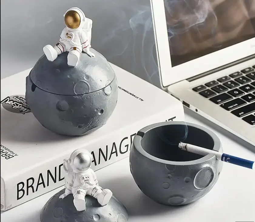 

Nordic Astronaut with Lid Ashtray Creative Resin Cartoon Astronaut Desktop Decoration Office Living Room Desktop Ashtray Crafts
