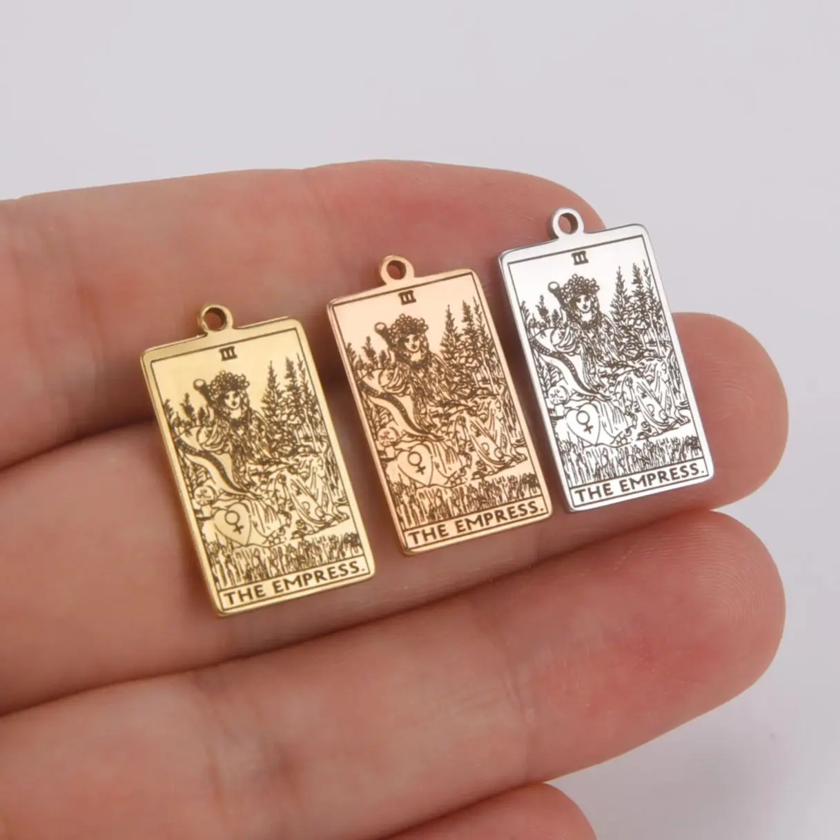 A stainless steel Fool's Priestess Queen retro tarot card Solomon pendant DIY can be used as a necklace divination accessory