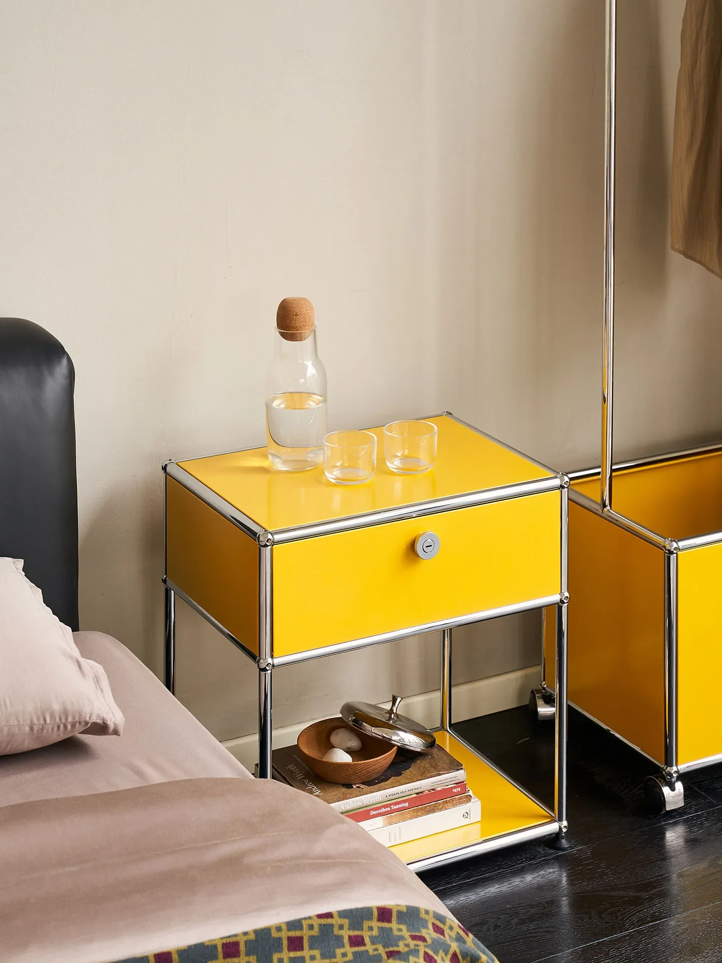 Comodino versatile per camera da letto minimalista