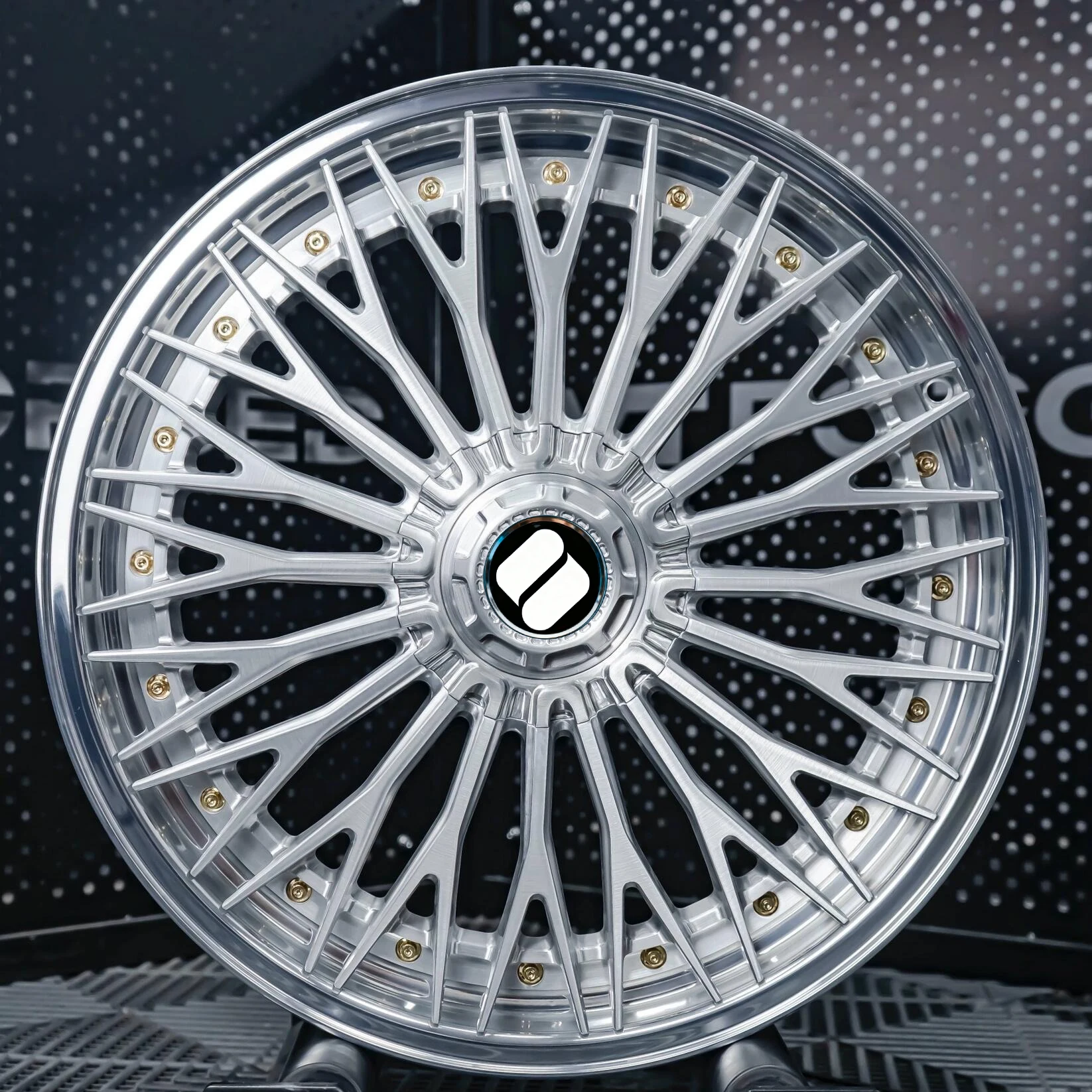 

BC-09023 1PC Luxury Centerlock Forged Wheel 18-26 Inch Cut-Out Spoke Design