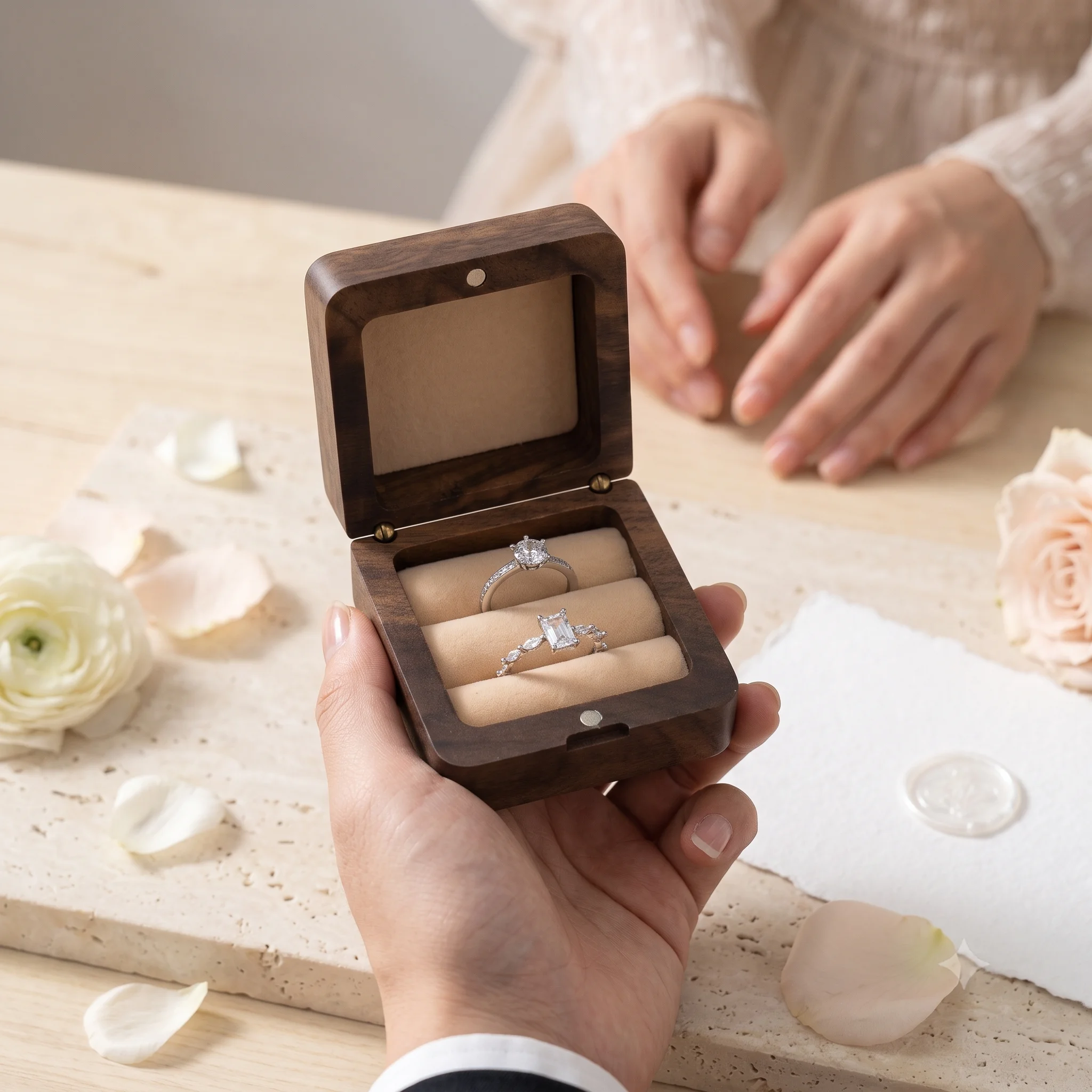 Maßgefertigte Gravierte Walnussholz-Ringbox für Hochzeitszeremonie Doppelringhalter Verlobungs-Geschenk für Paare – Detail 7