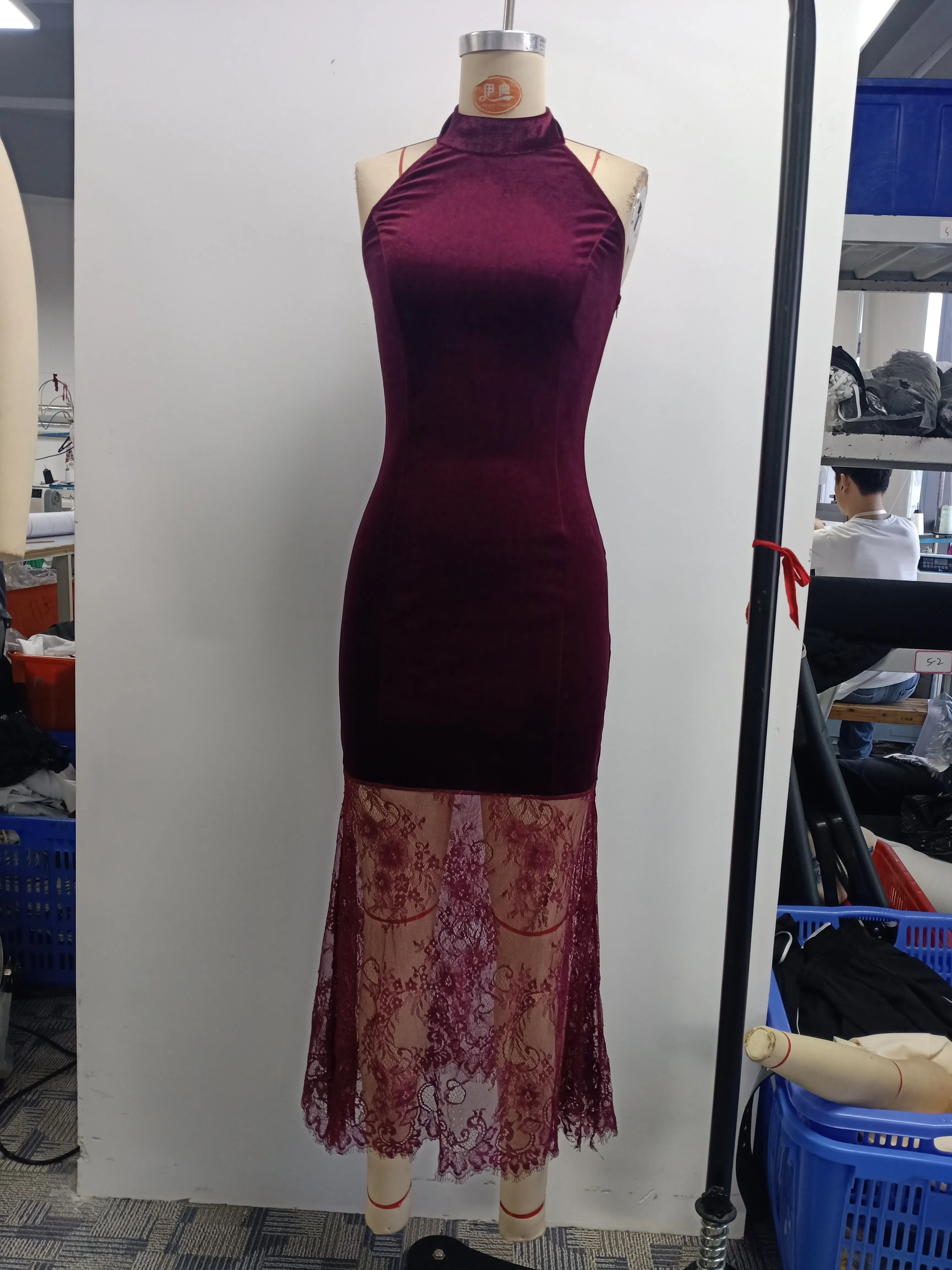 Einfarbiges burgunderrotes Samtkleid, ärmellos, Midi-Länge, hoher Kragen, Neckholder, figurbetont, Spitzen-Meerjungfrauen-Saum, Abendkleid für Cocktailpartys. – Detail 7