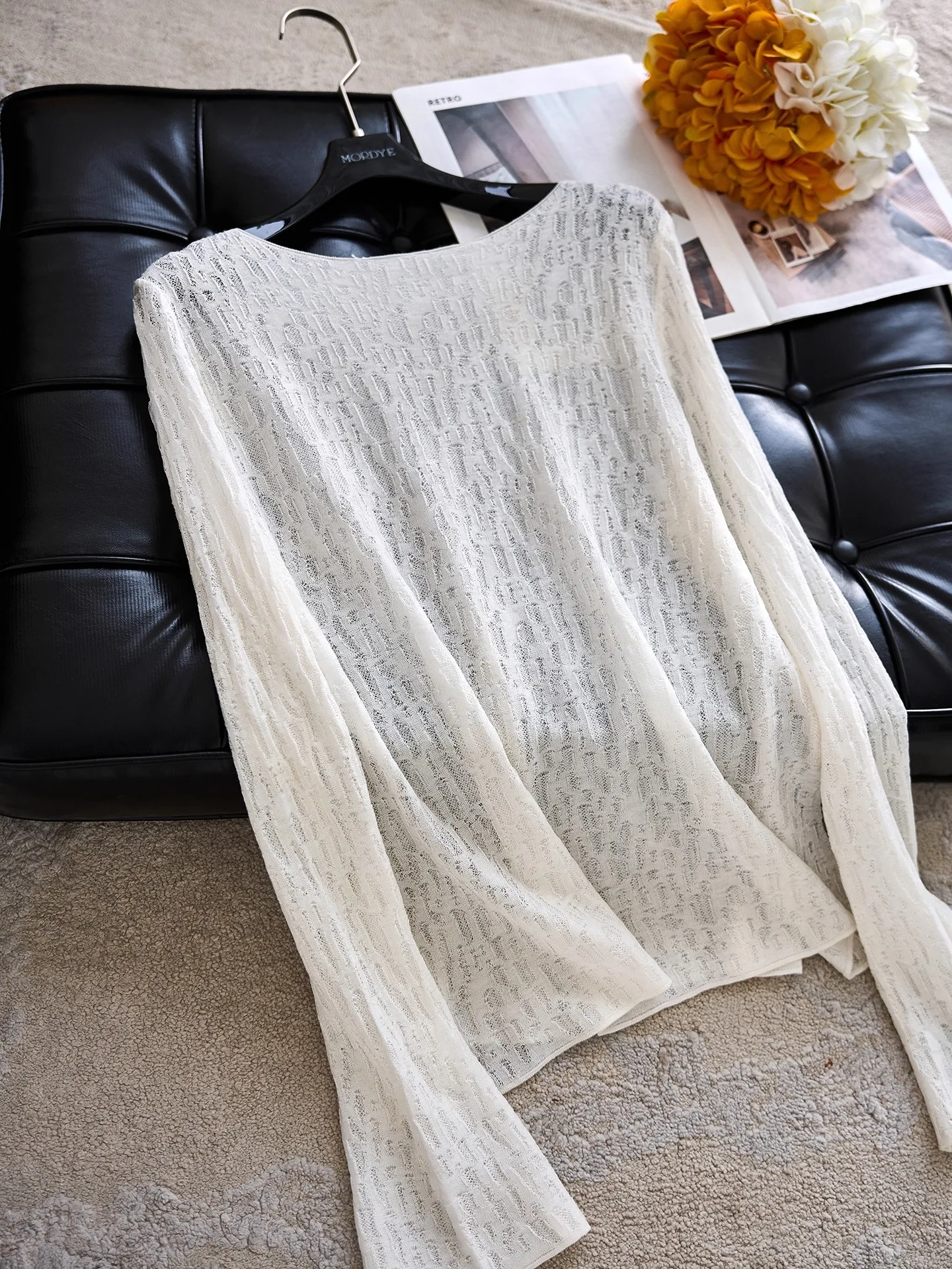 

Белый вязаный свитер с вырезом на одно плечо, фактурный, полупрозрачный, облегающий, шерстяной, в стиле кэжуал, с длинными рукавами