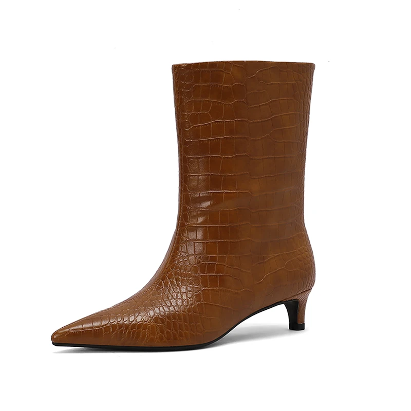Arden Furtado Krokodilleder-Optik Rindsleder Kitten-Heel Moderne Stiefel Spitze Mittelhohe Absatz Slip-On Kurze Stiefel Damenstiefel