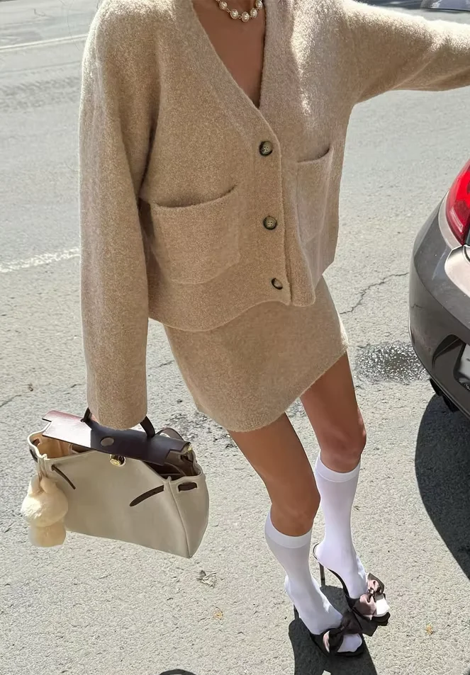Ensemble jupe en tricot élégant pour femme, cardigan à col en V avec boutons et poches, et mini-jupe, tenue en deux pièces, pull doux et moelleux assorti.