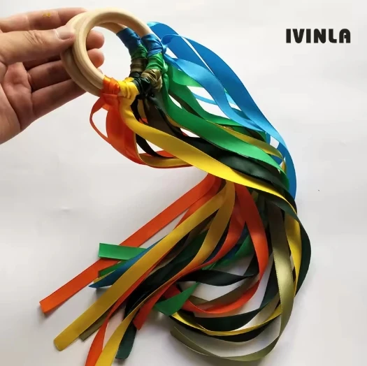 Nieuwste 10/20 stks/partij Regenboog Kleur Vlek lint Houten Ring Met Sliver Bell voor Hand Kite Speelgoed FLY ME verjaardagsfeestje Gunsten