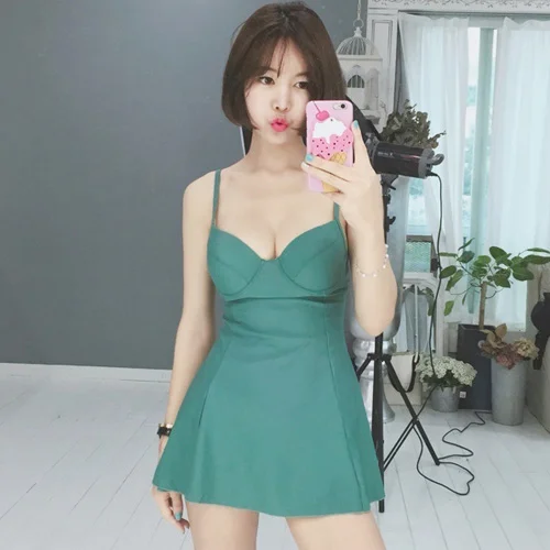 Korean ins swimsuit women's summer 2025 skirt is conservative and thin, covering the belly, split steel tray, small chest gather