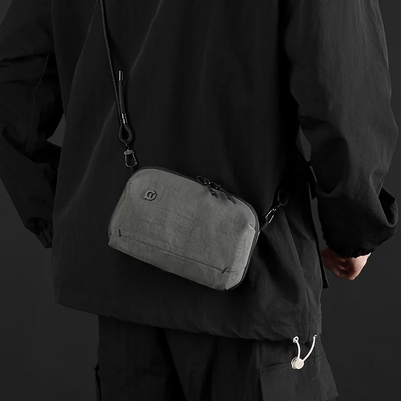 複数のコンパートメントを備えた軽量クロスボディバッグ 大容量の小さなスリングバッグ 男性用 カジュアルショルダーバッグ 必需品用