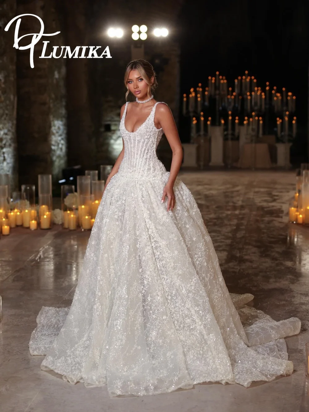 

Изысканное свадебное платье-баллон 2026 с бисером и блестками, V-образным вырезом, открытой спиной, чокером и шлейфом-катедрал. Vestidos De Novia