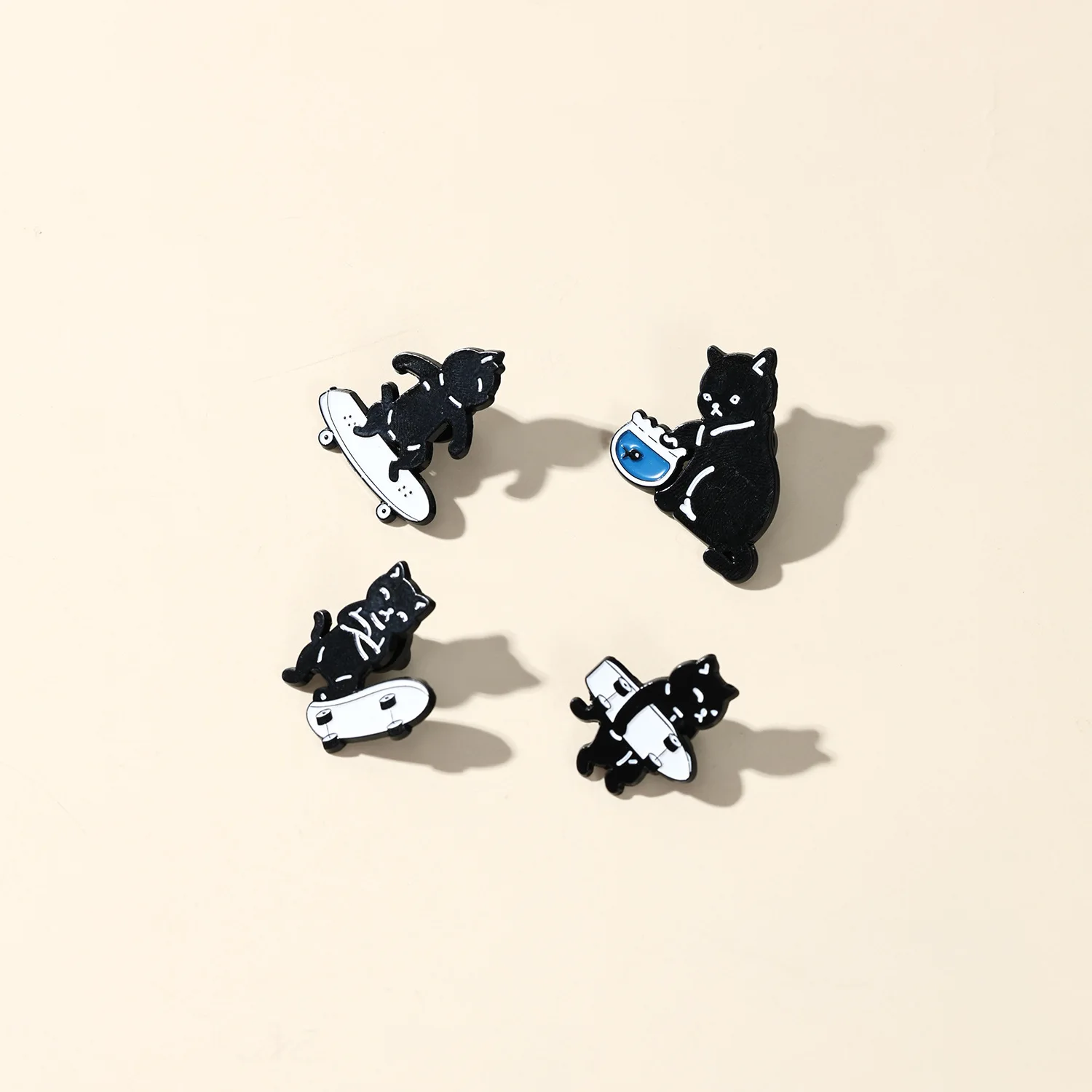 Broche de gato negro para monopatín de dibujos animados, insignia de metal versátil de dibujos animados, bolso personalizado a la moda, alfileres para bufanda, regalo