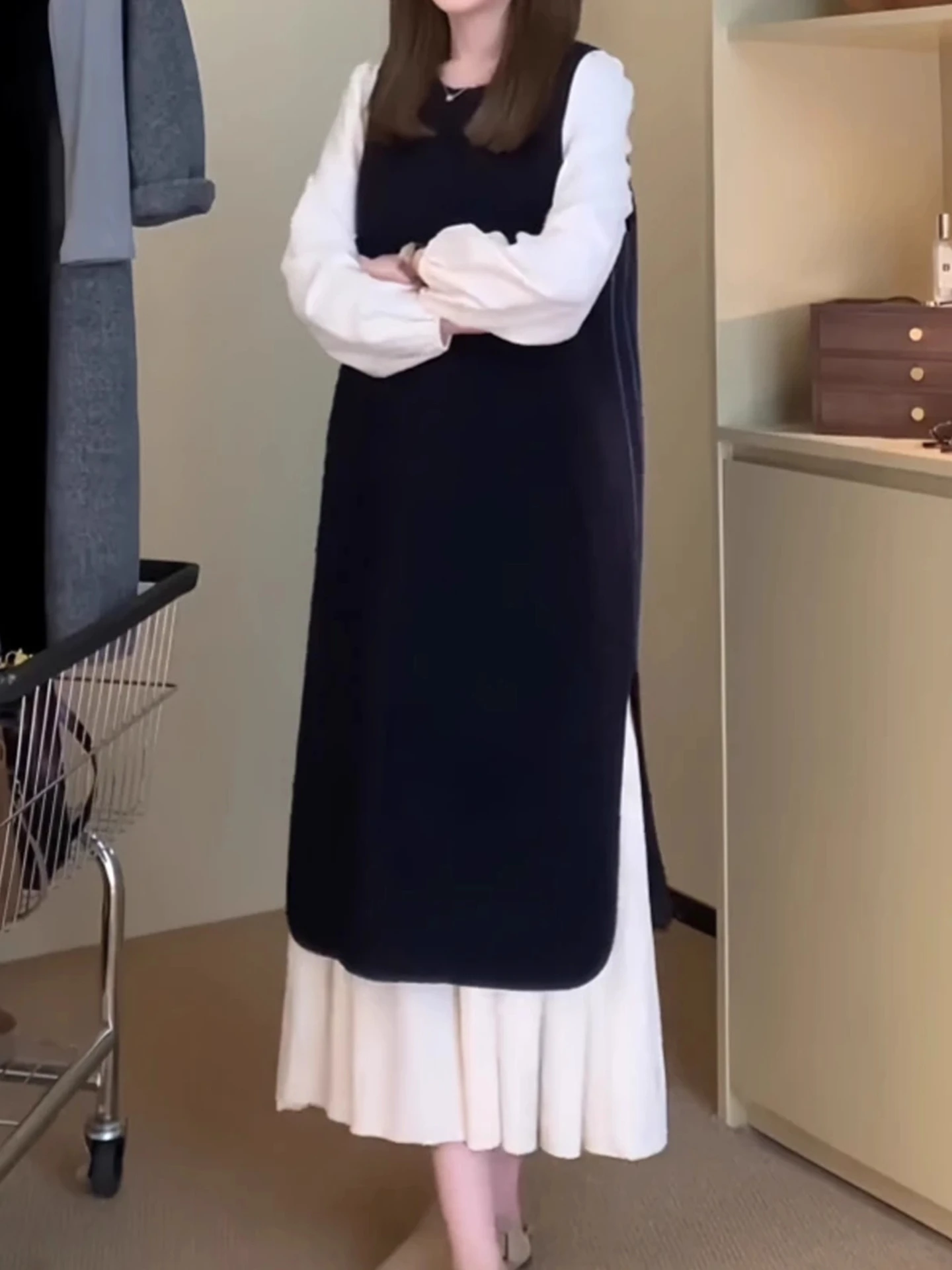 

Женское осеннее платье-миди с эффектом двухслойности, элегантное, приталенное, с высоким качеством пошива