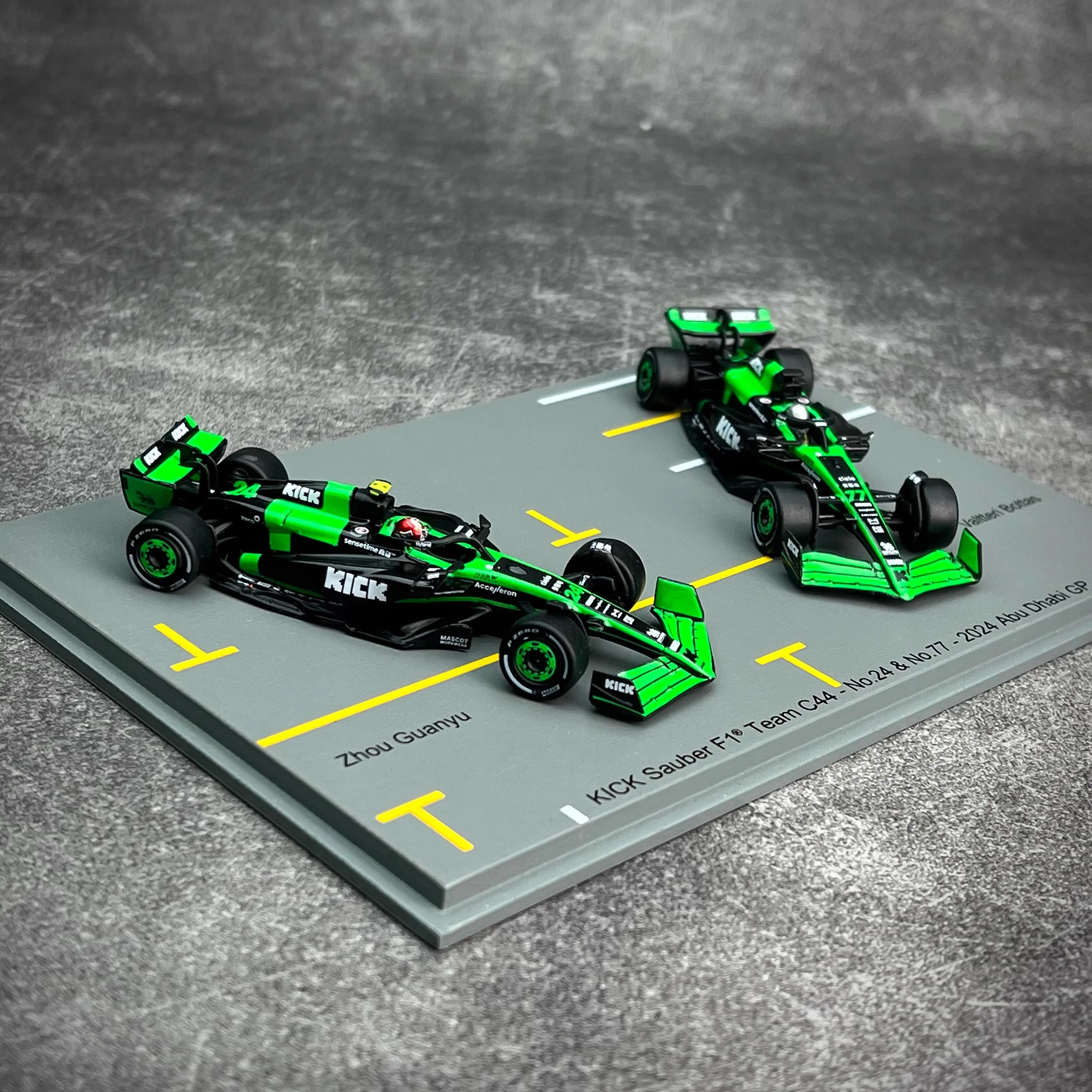 شرارة 1/64 صابر C44 F1 2024 أبو ظبي الجائزة الكبرى تشو قوانيو بوتاس التوأم مجموعة السيارات نموذج الراتنج ثابت عرض نموذج الصبي لعبة هدية #2