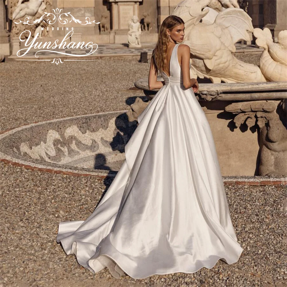 YunShang Maßgeschneidertes Brautkleid in A-Linie mit Spaghettiträgern, Sweep-Zug, Fleck, rückenfrei, ärmellos, Rüschen, V-Ausschnitt, schlicht, elegant