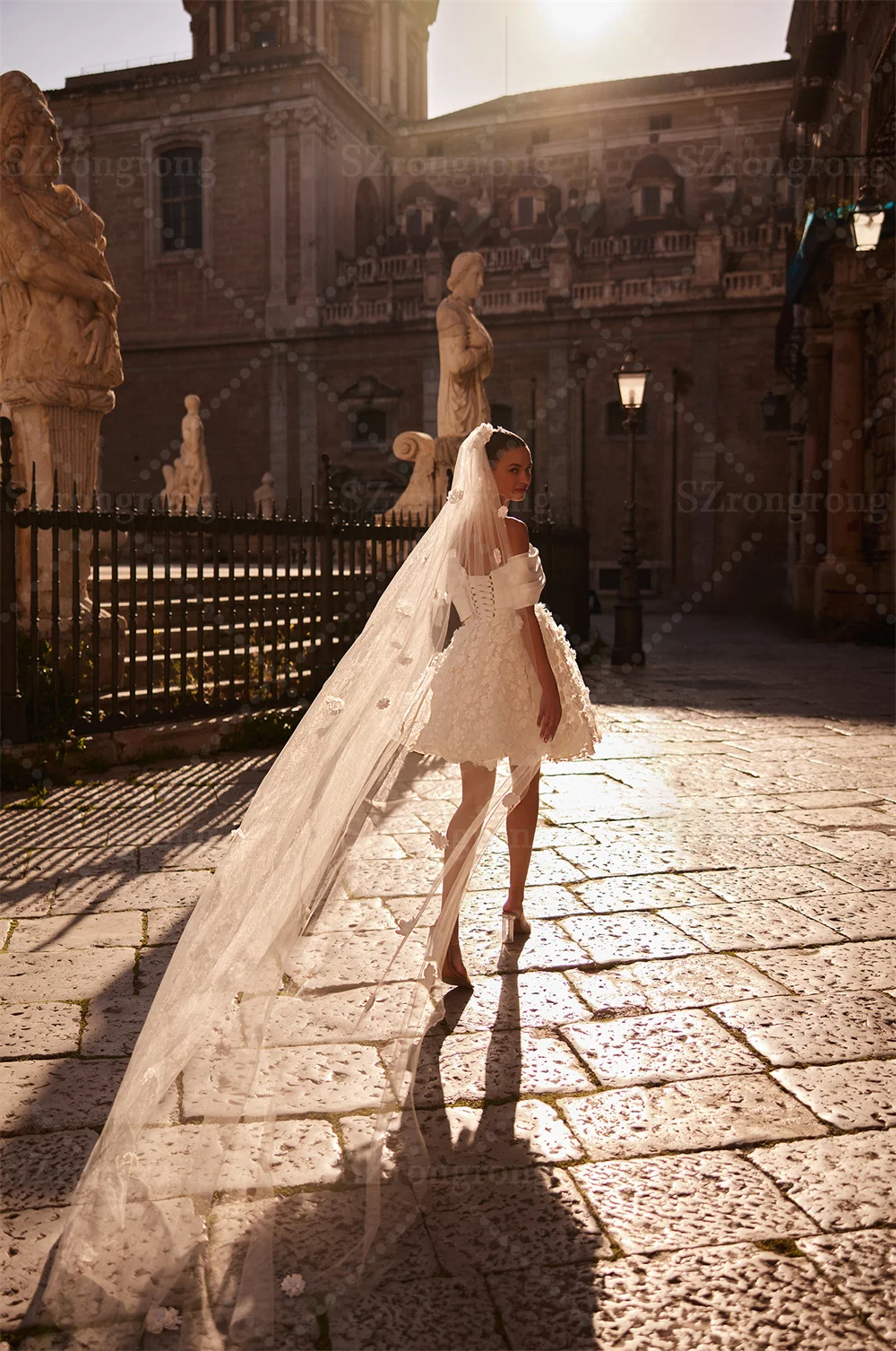 بوهو قبالة الكتف الساتان الطية عالية الجودة فستان حفلات الزفاف قصير صغير عارية الذراعين فستان الزفاف الأزهار منتفخ مخصص