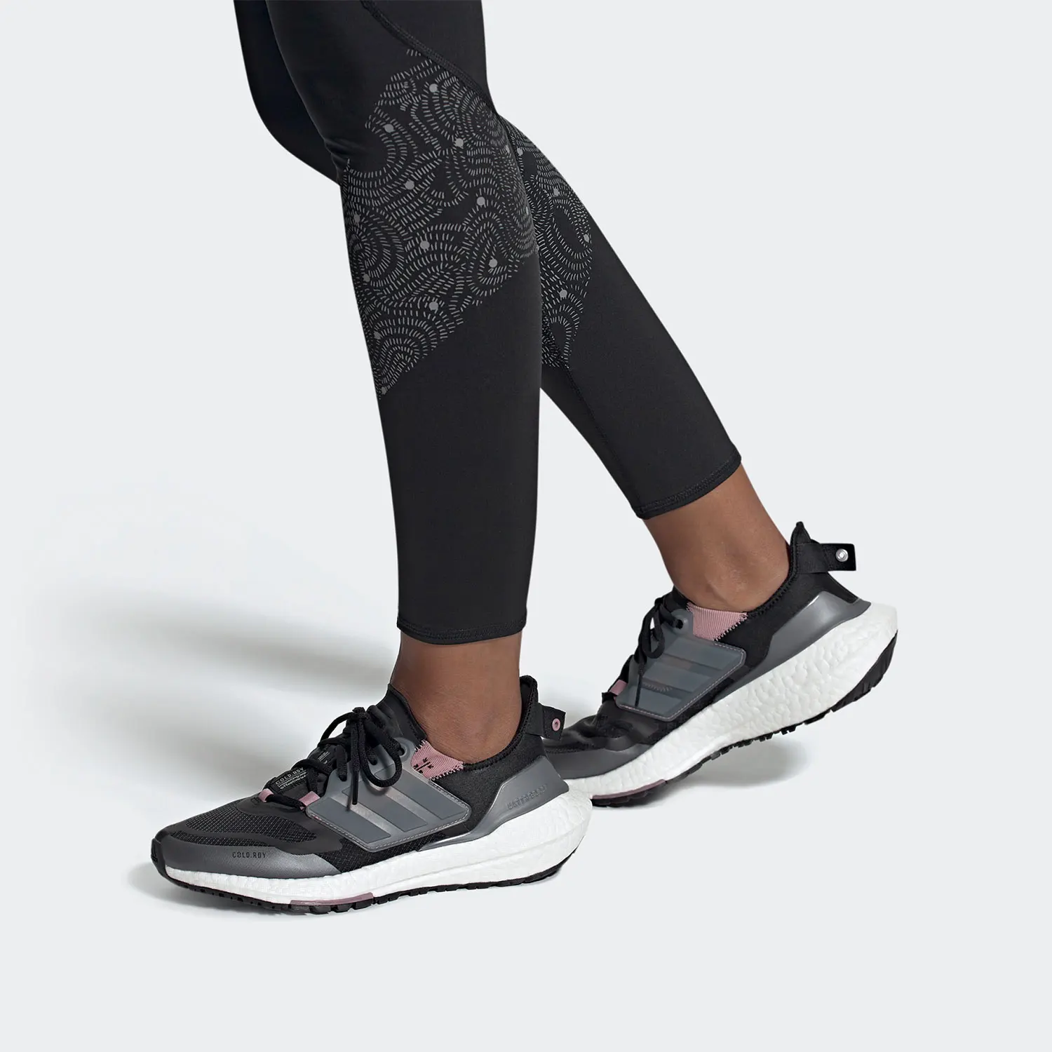 حذاء الجري النسائي الأصلي ULTRABOOST 22 من أديداس H01176