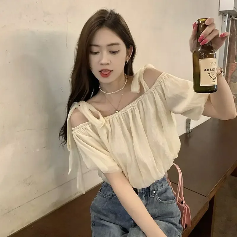 Słodka koszula na jedno ramię z czystym i niszowym designem