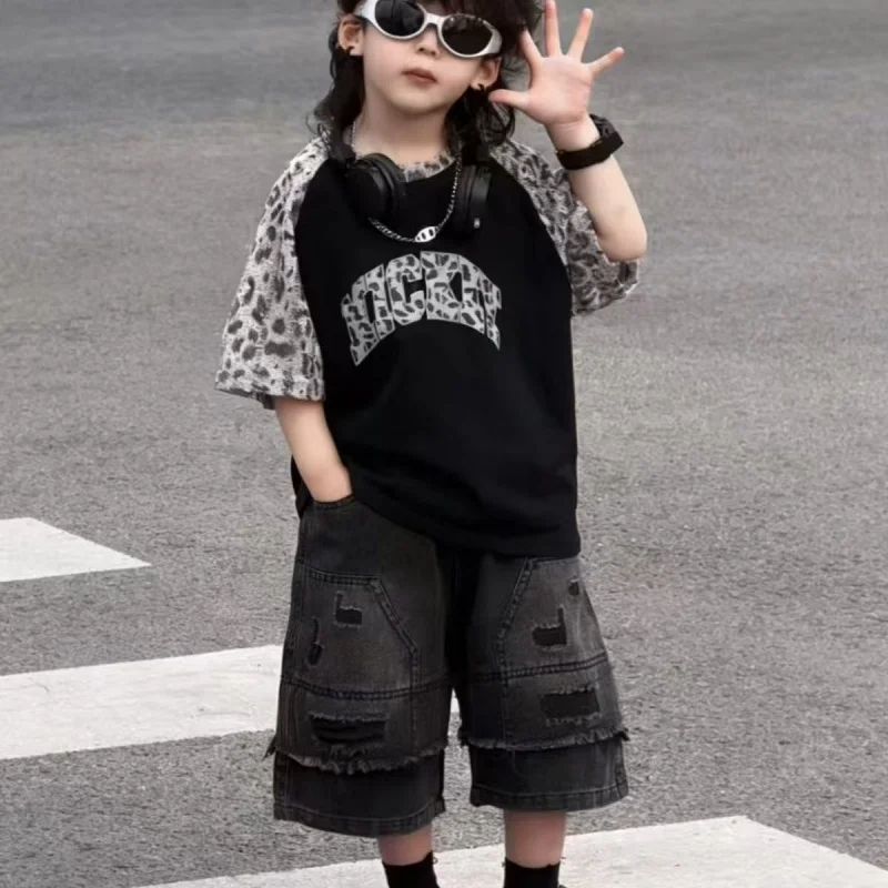 

Boys' Summer Outfit Set 2026 New Korean Version Children's Patchwork Leopard Print Short Sleeved Ripped Denim Shorts