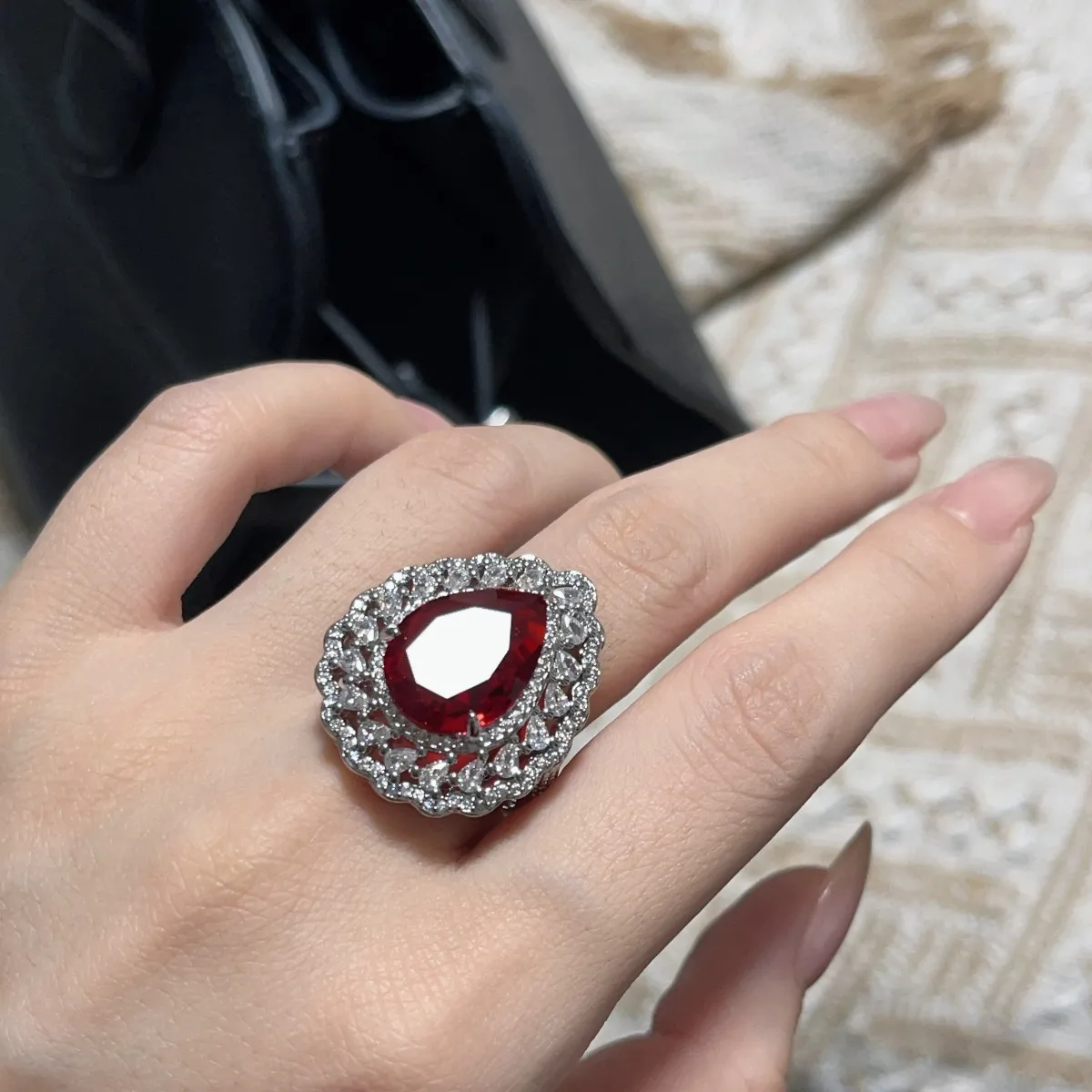 Fashionable, oversized, luxurious water droplet blood red diamond ring, women's wedding banquet, dance party, high-end jewelry