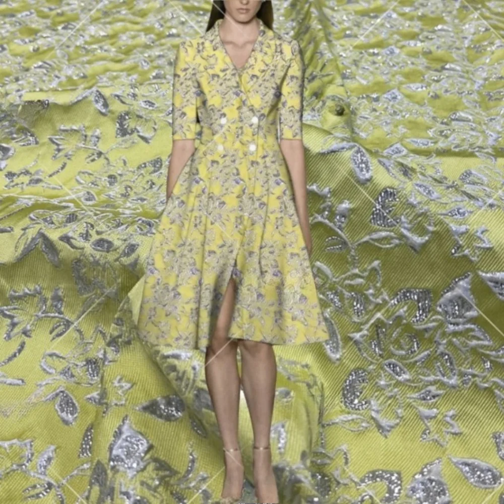 

Окрашенная в пряжу жаккардовая ткань Полиэстер Золотая линия Материал Рельефное пальто с розой Ветровка Одежда Одежда Швейная ткань на метр