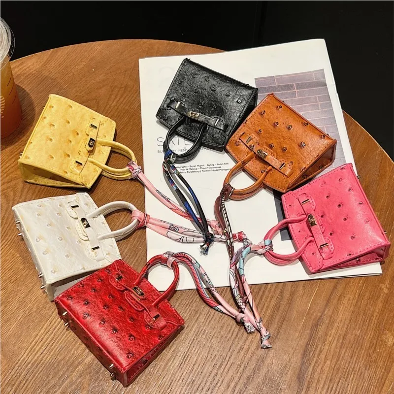 Pour étui airpods4, sac à clés de voiture de luxe léger, mini sac cortex pendentif, sac pour écouteurs exquis, enveloppe rouge, pendentif de voiture haut de gamme.