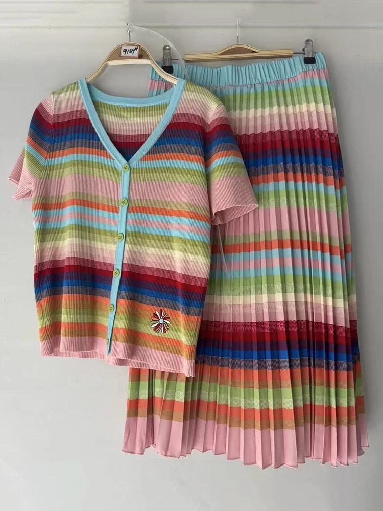 بلوفرات محبوكة مخططة كلاسيكية، تي شيرتات قصيرة الأكمام، طقم مكون من قطعتين لملابس نسائية صيفية 2025 + طقم تنورة فضفاضة بطيات