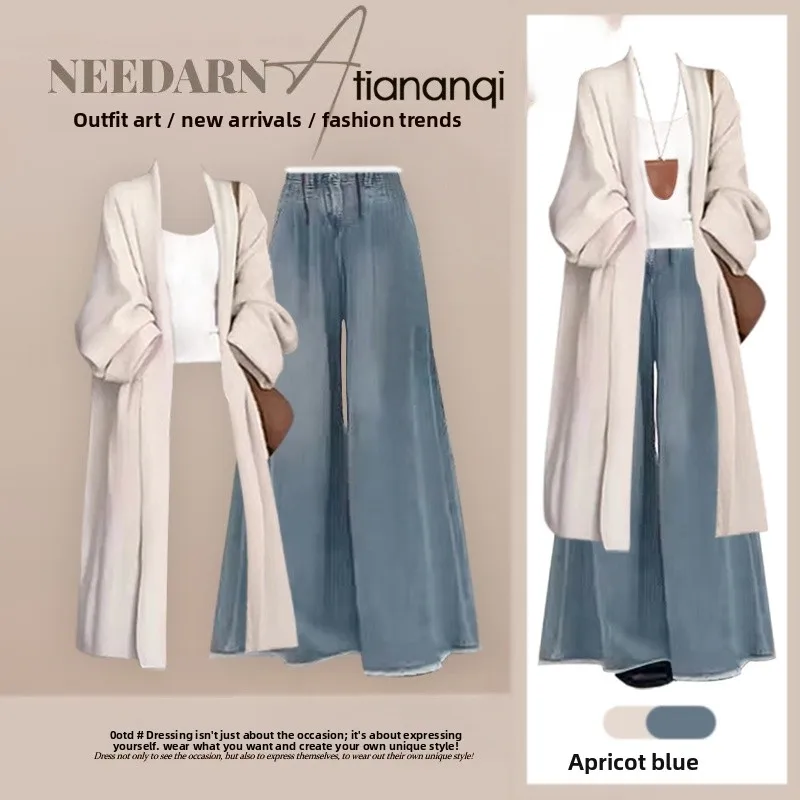 

Потрясающий осенний комплект: женское легкое пальто с эффектом омоложения, прямые джинсы на бретелях, комплект из трех предметов, модный и стильный.