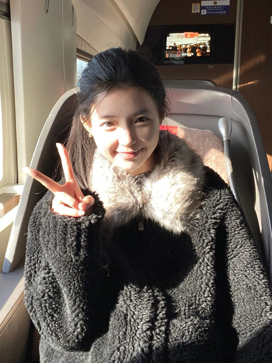 

Ретро-куртка из натурального меха ягненка, черная, элегантная, модная, трендовая, женская, весенняя, свободного кроя, на молнии