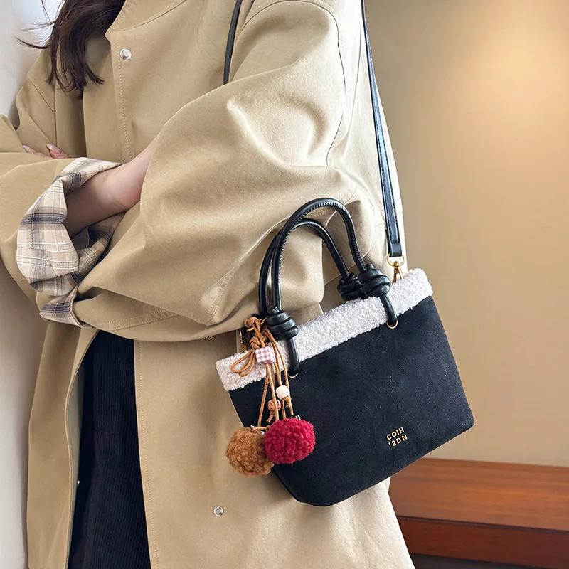 

Известный дизайнер, высококачественная текстура, простая замшевая женская сумка, универсальная зимняя 2026, хит продаж, портативная сумка-ведро на плечо