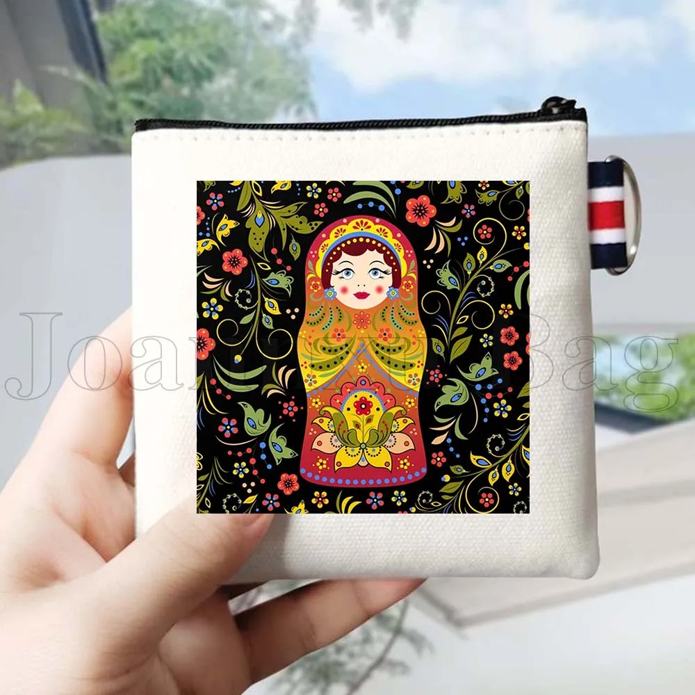 

Кошелек-монетница/ключница/чехол для карт из холщовой ткани с изображением матрёшек, Кремля и Москвы, в стиле хохлома, разноцветный, белый