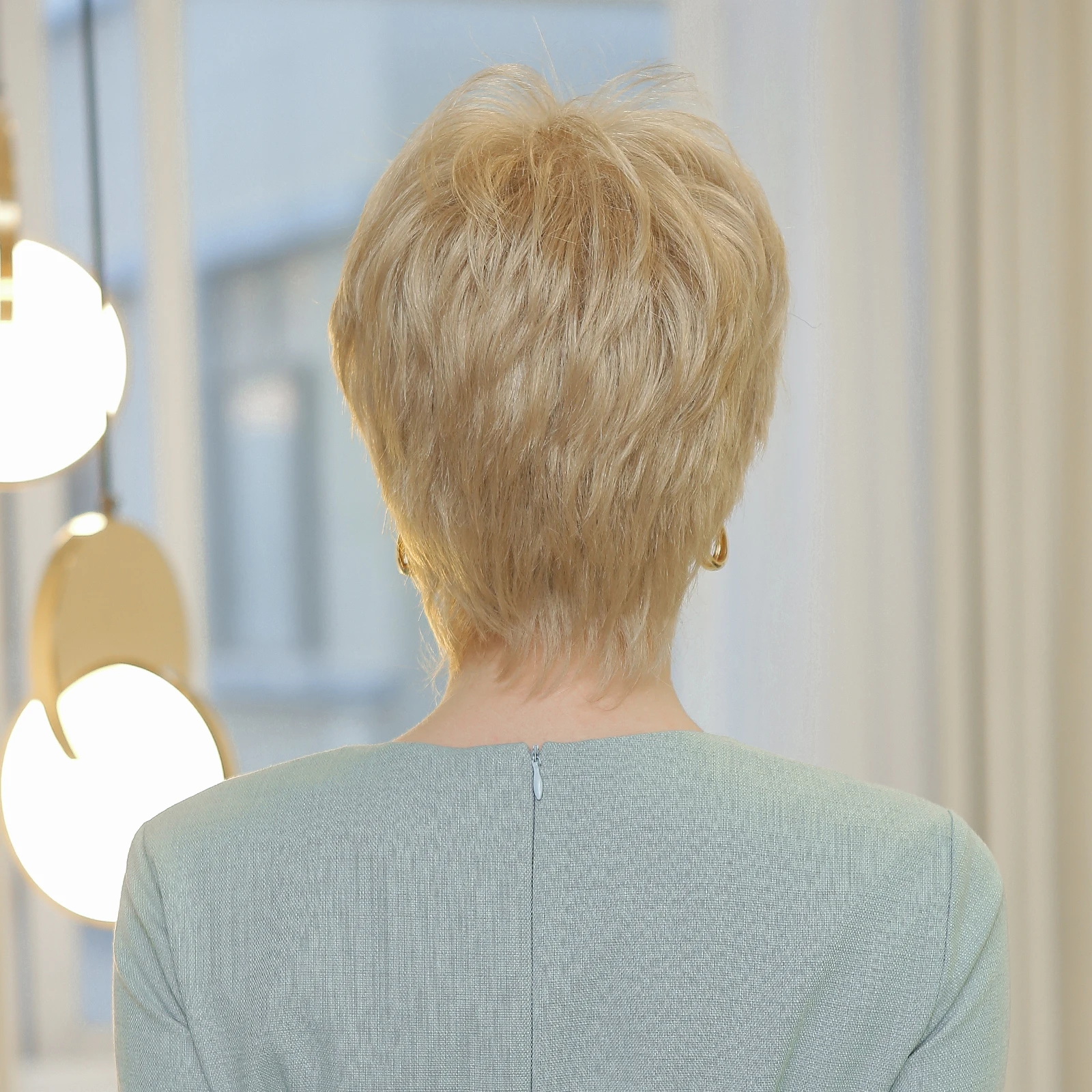 Hell goldene blonde kurze Bob Pixie Cut Perücken 6 Zoll Kanekalon synthetische Perücken für weiße Frauen täglich Mama kurze Perücken mit Pony