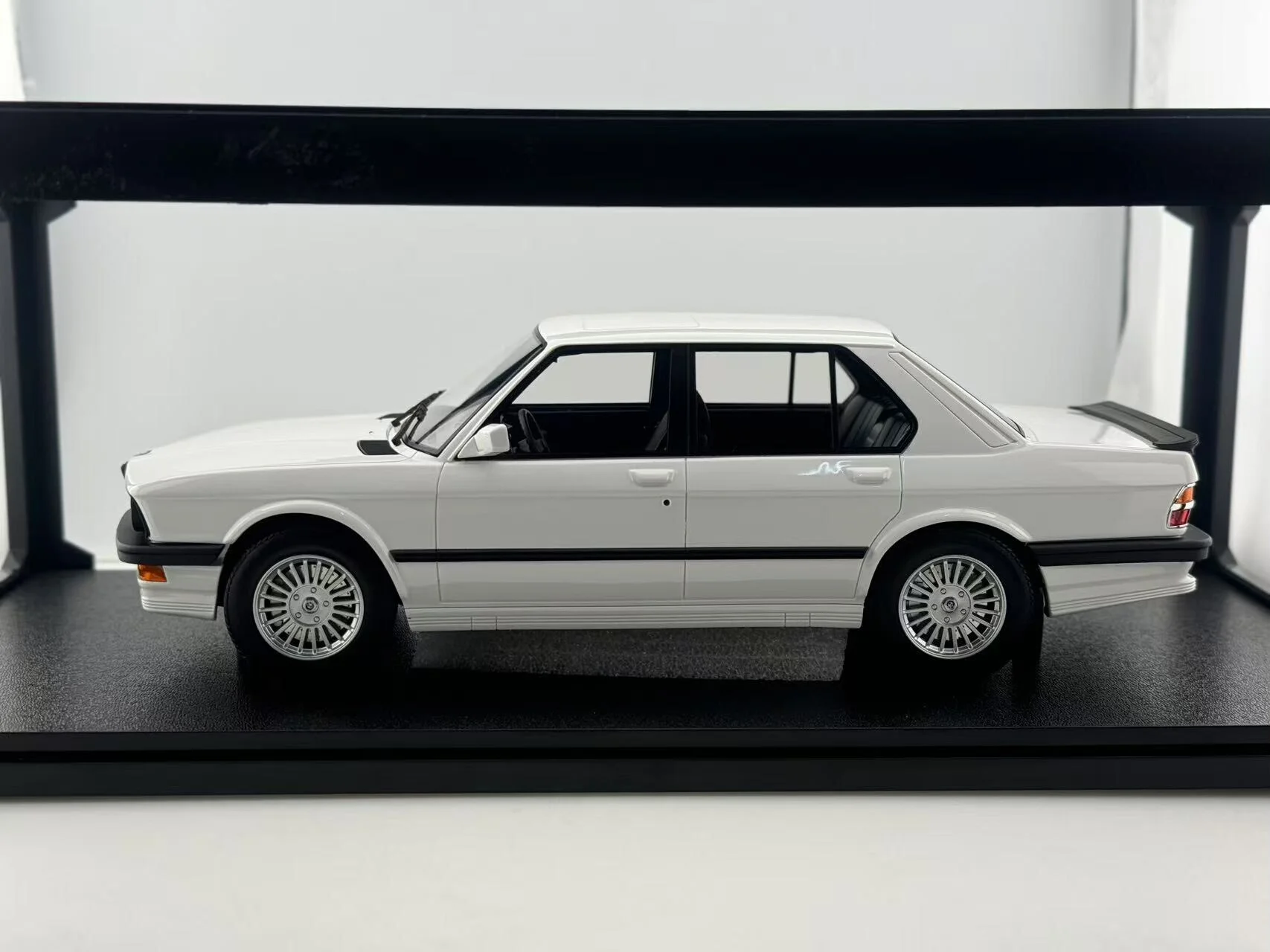 ダイキャスト マキシマ 1/18 スケール BMW M5 レジンカーモデル コレクション玩具 ギフト 記念品 ディスプレイオーナメント