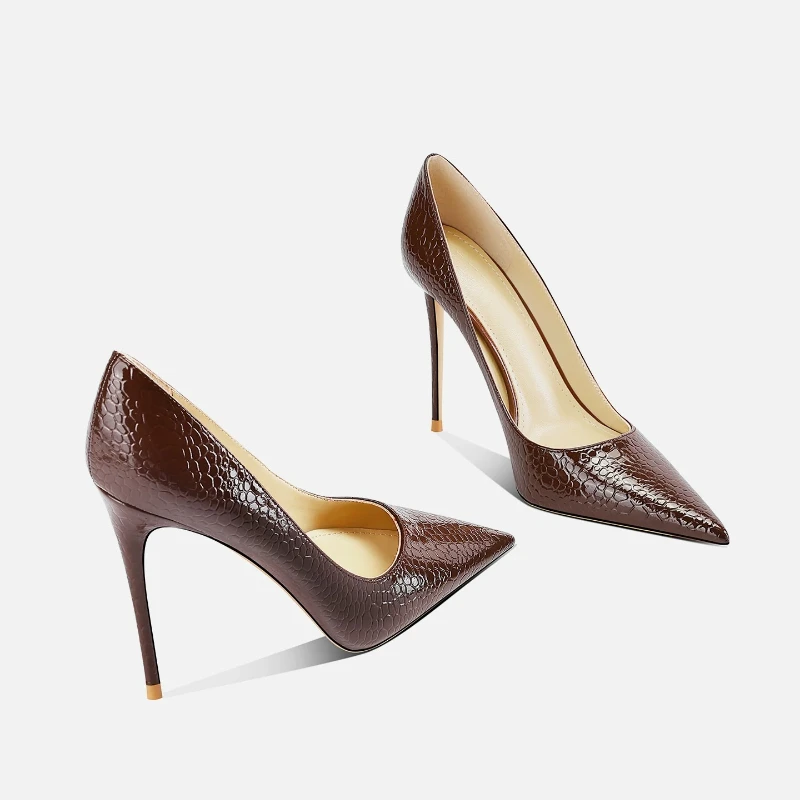 New pointed, fine heeled, snake patterned high heels for women, exuding a sense of luxury and not tiring for the feet
